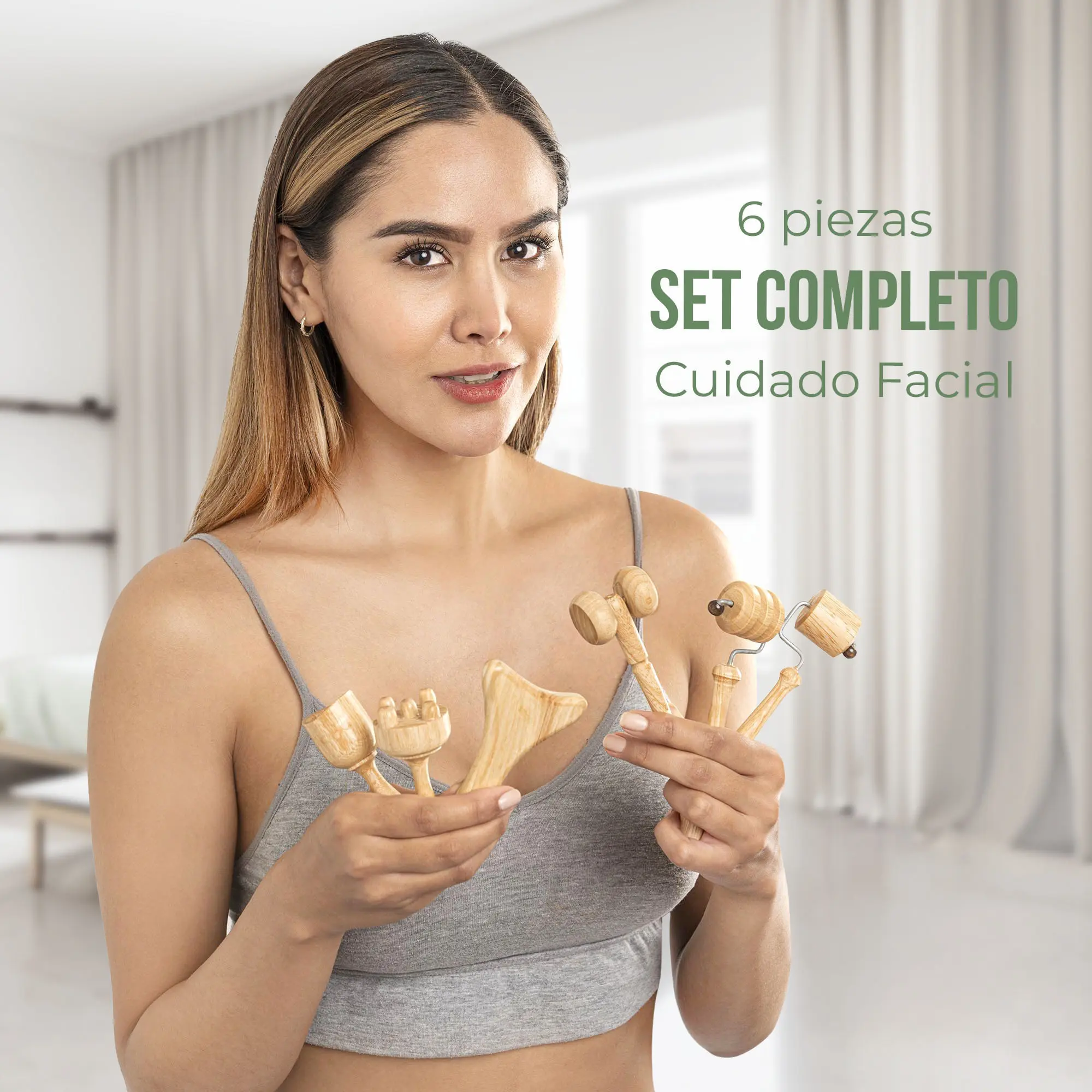 Mujer sonríe mostrando kit de maderoterapia facial de 6 piezas en madera, para reafirmar y rejuvenecer la piel.