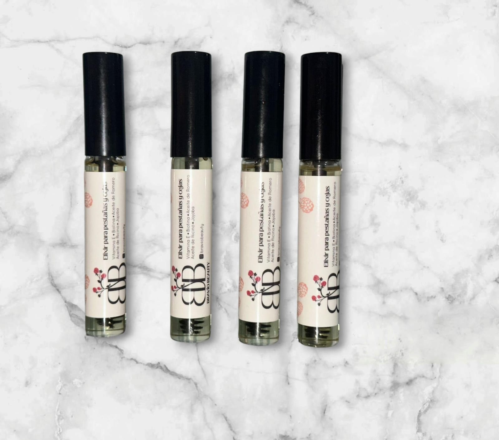 Serum elixir para pestañas y cejas con vitamina E, biotina y aceites de ricino y jojoba, en envases pequeños.