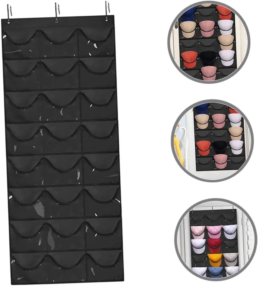 Organizador de gorras negro colgante con 20 bolsillos transparentes, mostrando su uso para guardar gorras de varios colores.