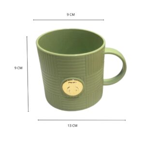 Pocillo verde texturizado con sello dorado, 9 cm alto, 9 cm diámetro, 13 cm largo total.