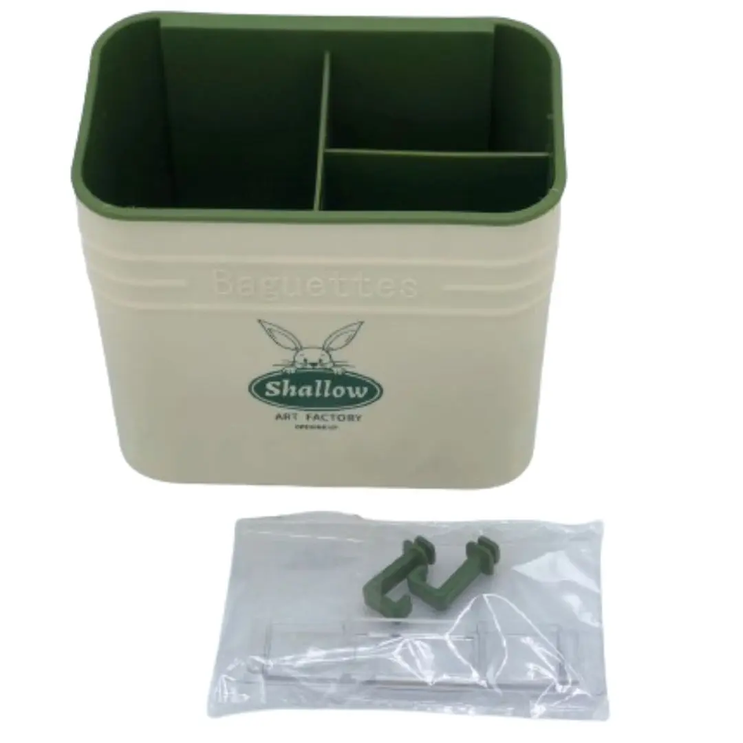 Organizador de cubiertos color crema con divisiones internas verdes y grabado de conejito "Shallow Art Factory". Incluye ganchos.