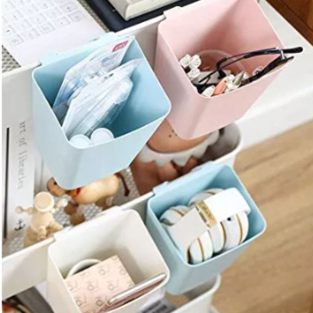 Organizadores colgantes x4, azul, rosa y blanco, para escritorio con gafas, audífonos y artículos de oficina.