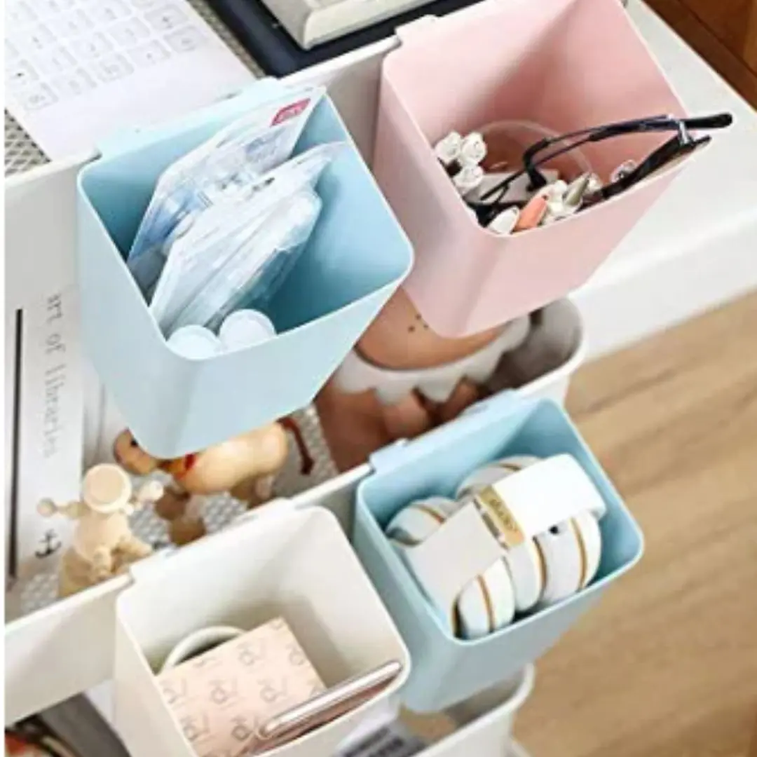 Organizadores colgantes x4, azul, rosa y blanco, para escritorio con gafas, audífonos y artículos de oficina.