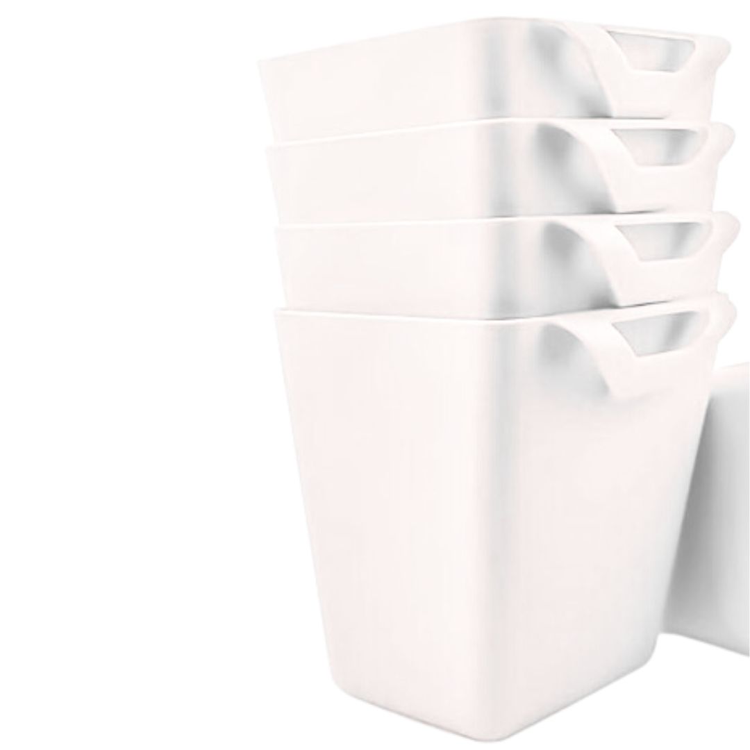 Cuatro organizadores blancos apilados con asas para colgar, 12 cm de ancho.