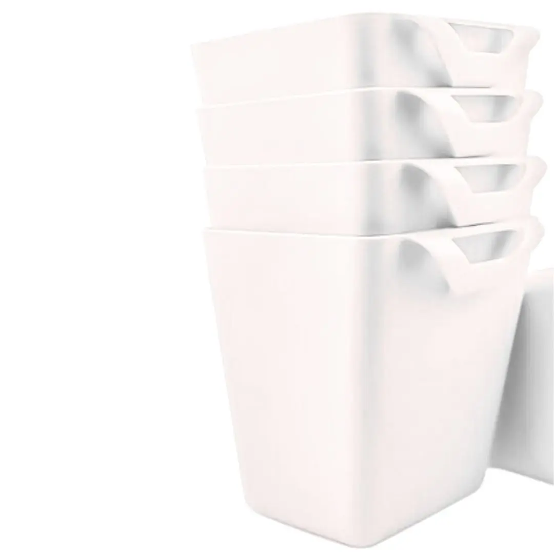 Cuatro organizadores blancos apilados con asas para colgar, 12 cm de ancho.