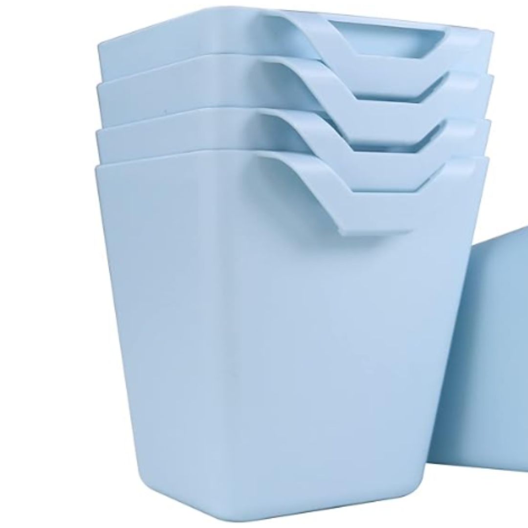Cuatro organizadores colgantes azules apilados, con agarraderas curvas.
