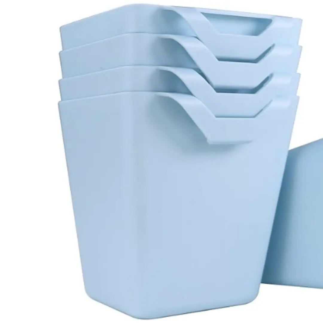 Cuatro organizadores colgantes azules apilados, con agarraderas curvas.