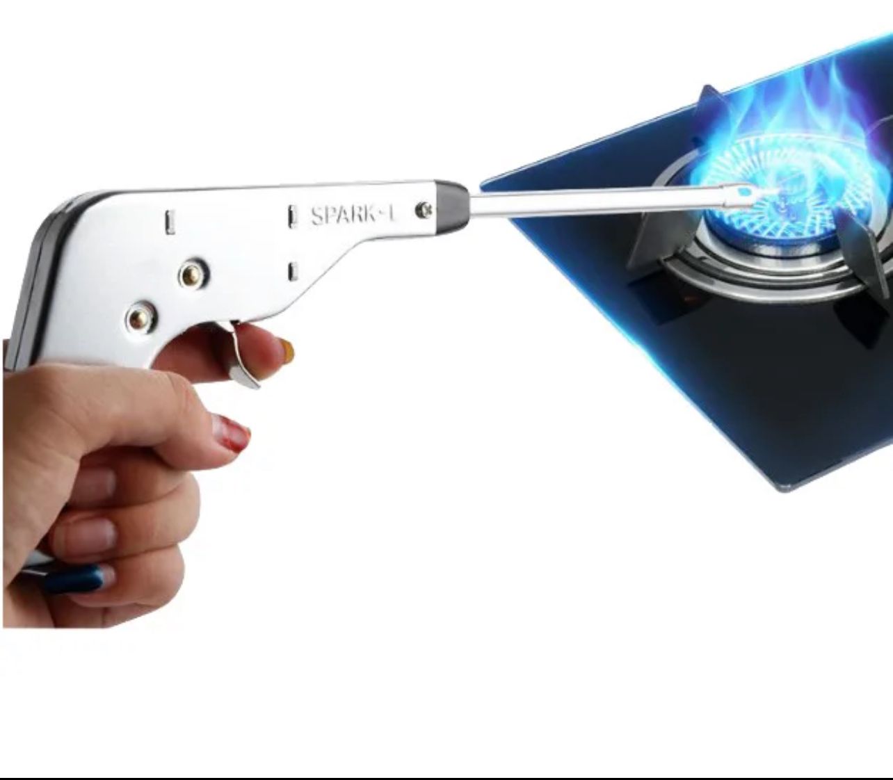 Pistola encendedor de gas plateada en mano, encendiendo quemador de estufa vitrocerámica azul.