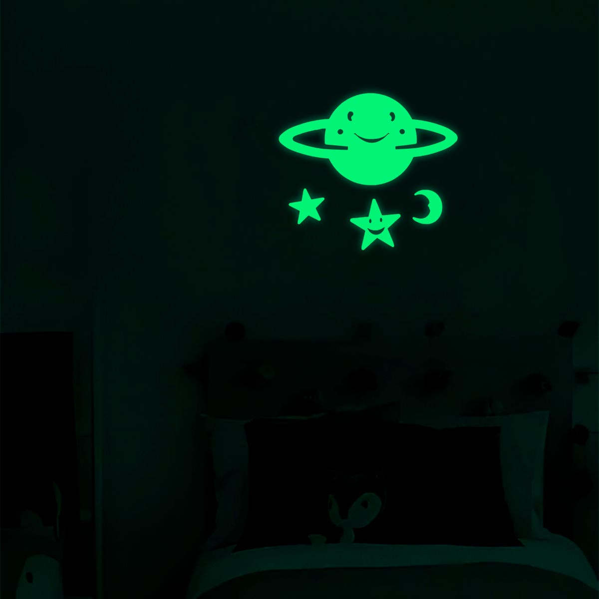 Planeta y estrellas adhesivas luminosas verdes para decorar habitaciones infantiles.