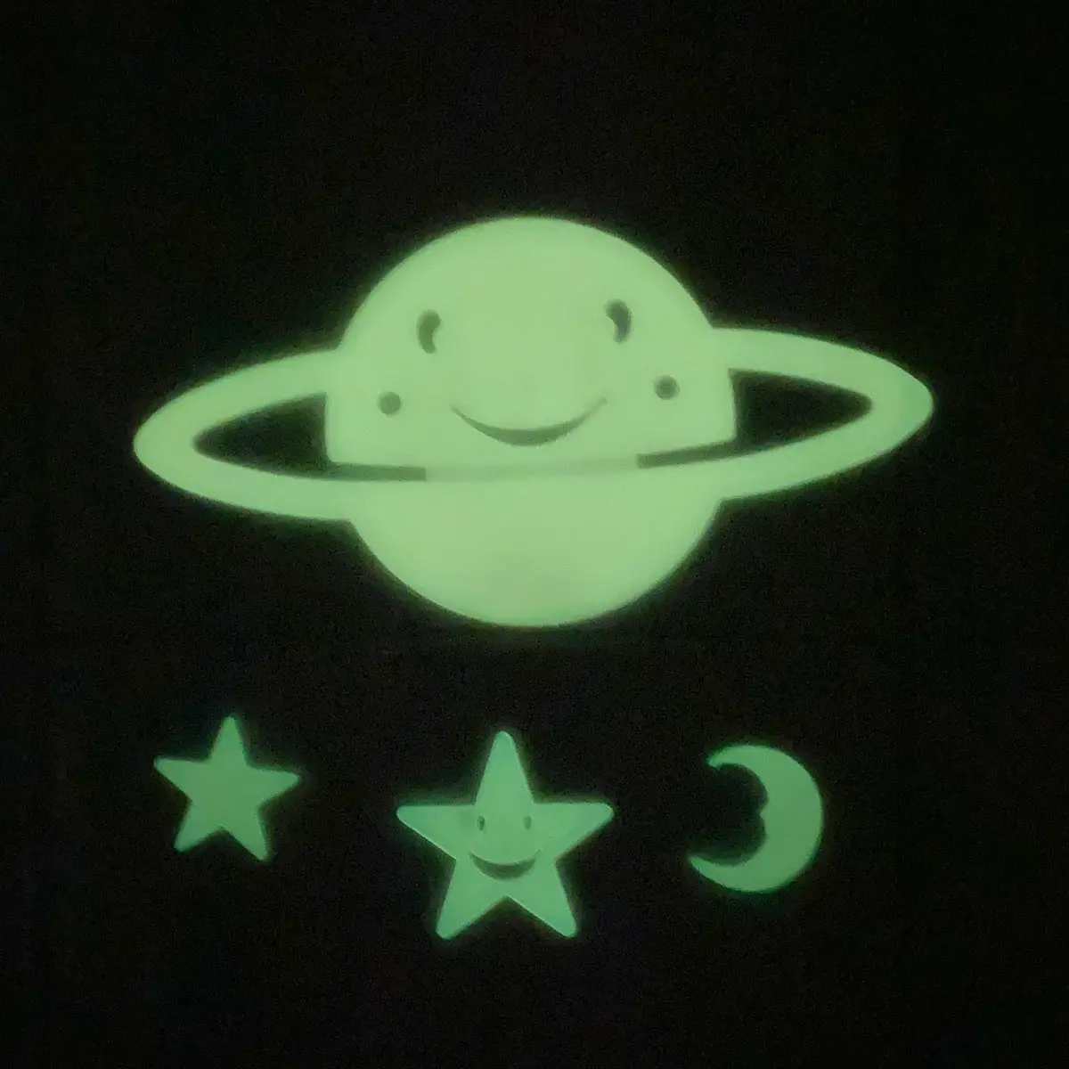 Set x2 estrellas y planeta luminoso adhesivo, ideal para decorar habitaciones infantiles.