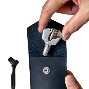 Depilador manual de acero inoxidable guardado en estuche de cuero negro, con cepillo de limpieza aparte.