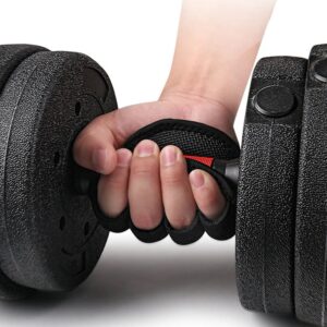 Mano sujetando mancuerna con guantes de agarre antideslizantes negros, ideales para entrenamiento.