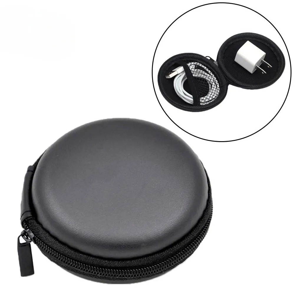 Estuche negro redondo con cremallera para audífonos, incluye cargador blanco y cable.