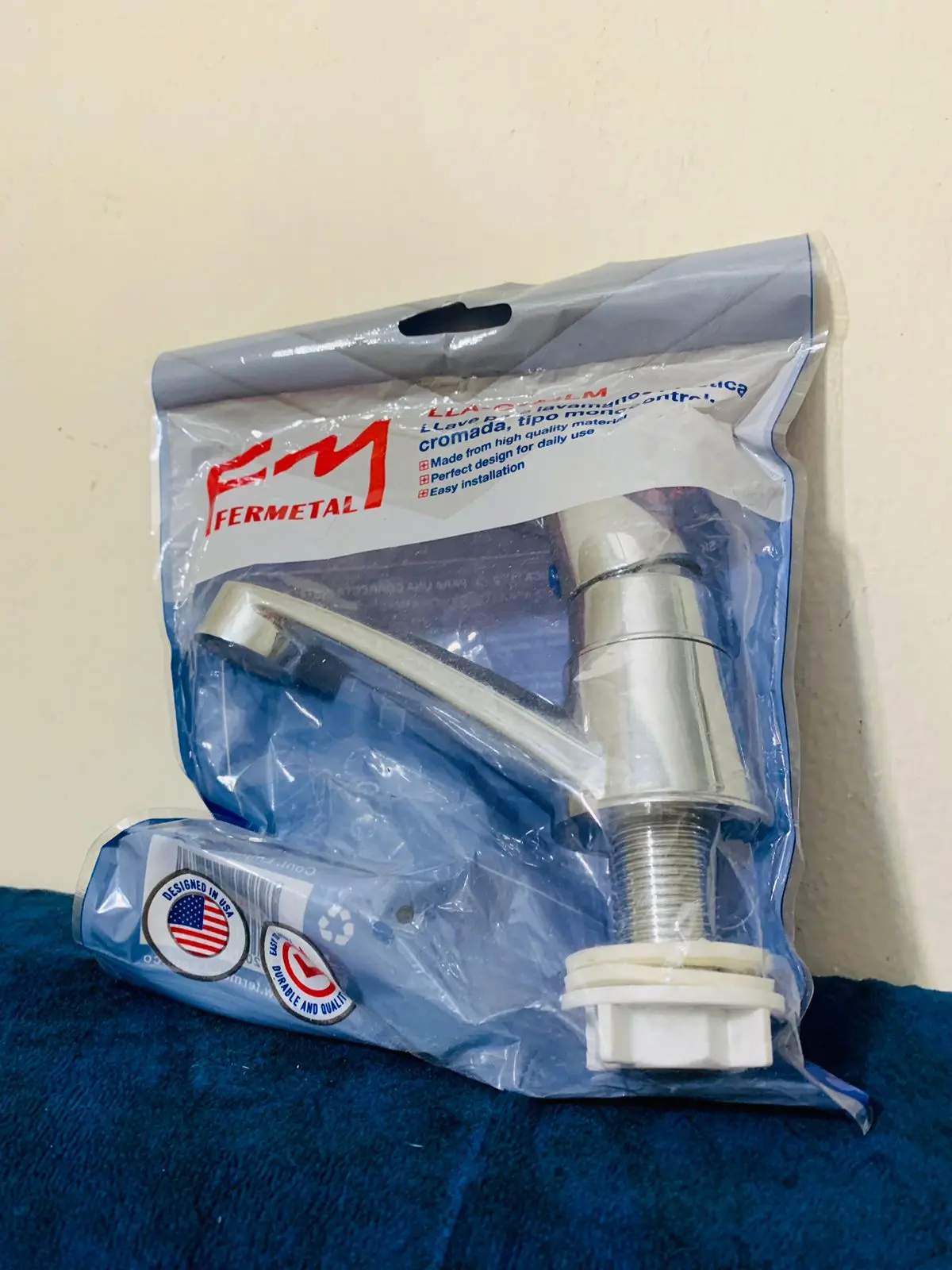 Llave monocontrol para lavamanos Fermetal, cromada, en empaque plástico, diseñada en USA.