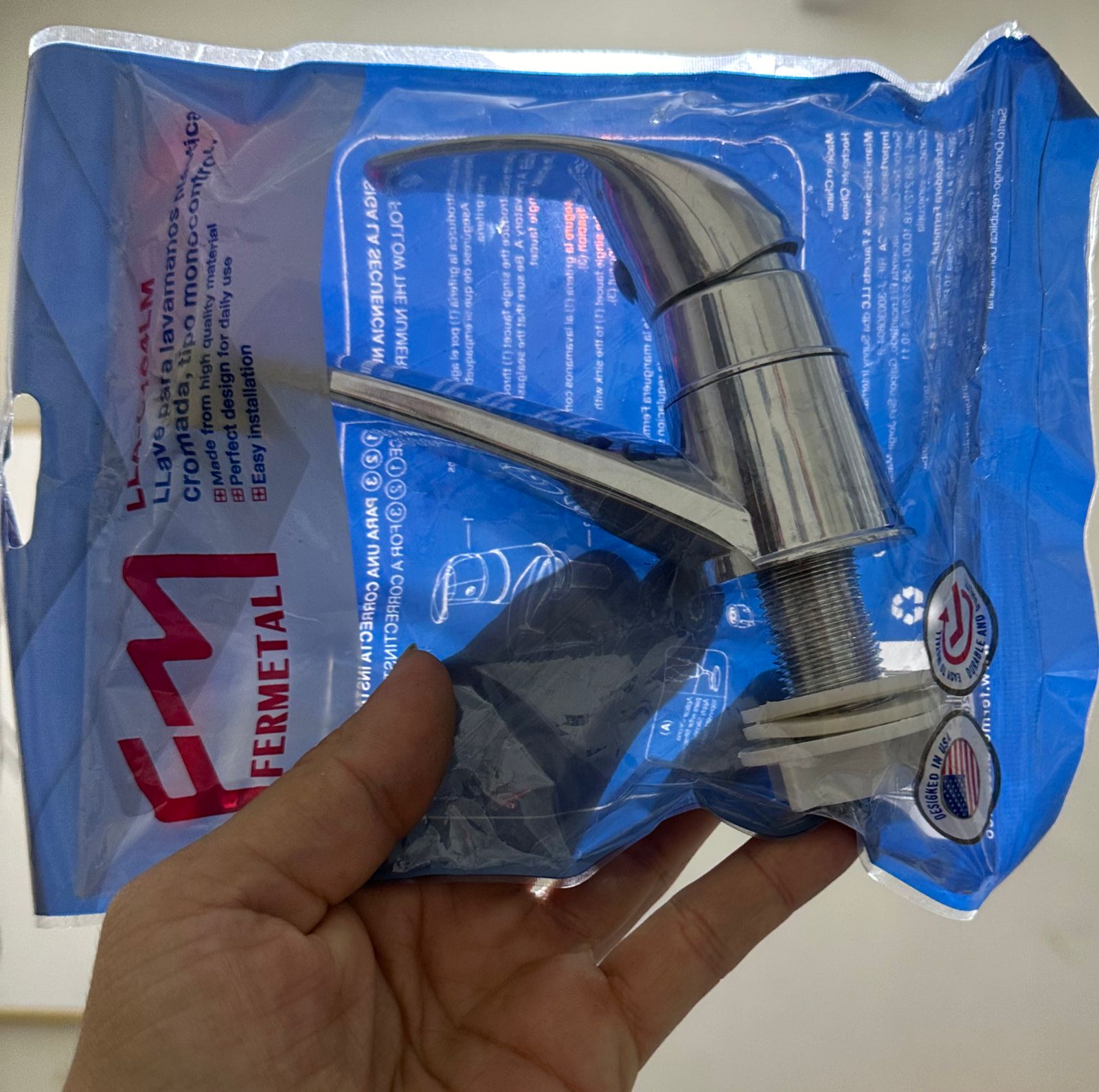 Llave monocontrol plástica para lavamanos Fermetal, cromada, con diseño moderno y fácil instalación.