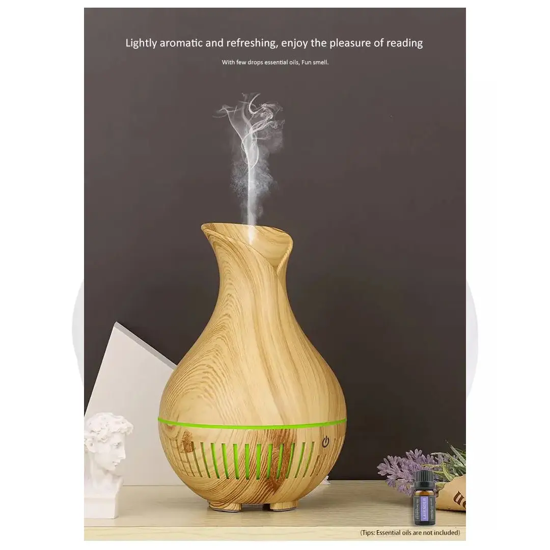Difusor de aromas de madera clara con vapor, ambientador de hogares con detalles verdes y botón de encendido.