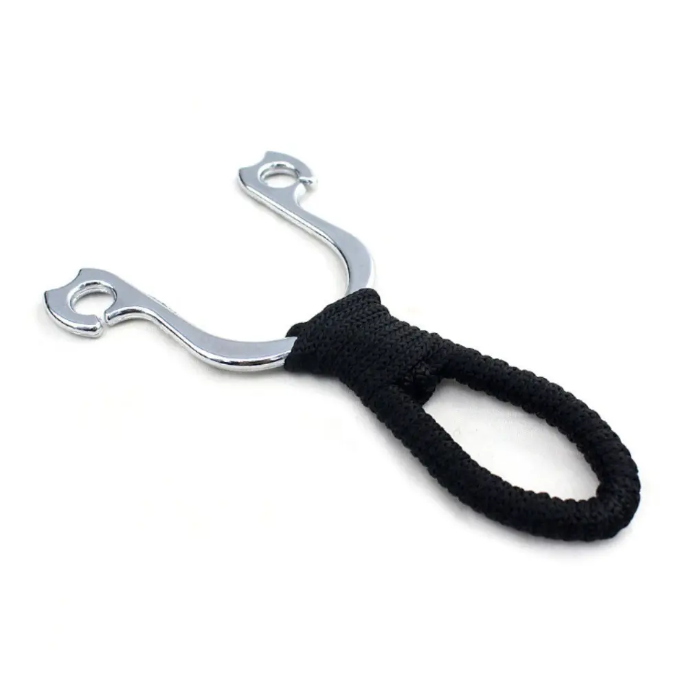 Cauchera resortera de acero con mango de cuerda negra, ideal para puntería y precisión al aire libre.
