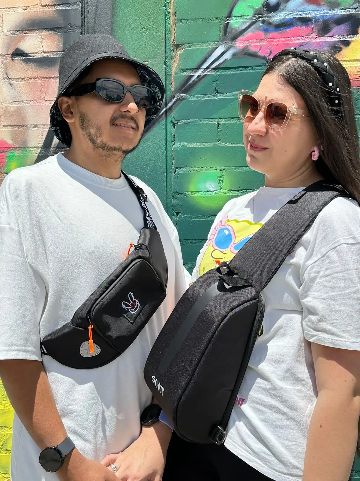 Riñonera Goat negra impermeable unisex, con diseño moderno y detalle de conejo, ideal para uso diario.