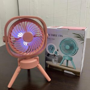 Mini ventilador recargable rosa con trípode, aspas iluminadas y caja del producto.