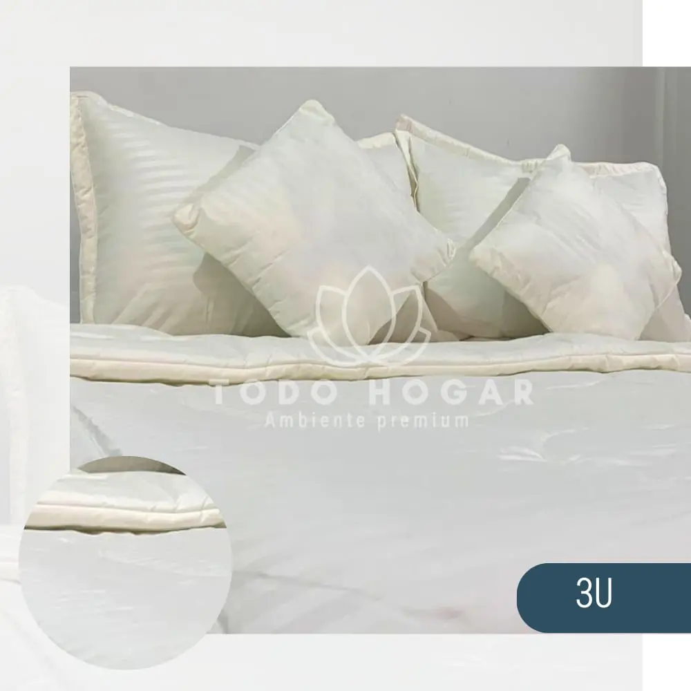 Plumón nórdico blanco con textura de rayas, dos almohadas decorativas blancas y manta de cama.