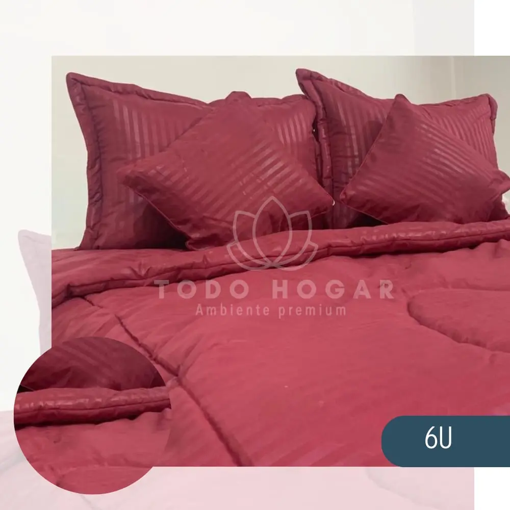 Plumón nórdico de cama doble en color vino crespón con relieve de rayas finas.