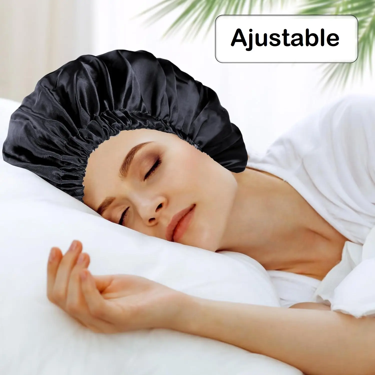 Gorro satinado negro anti frizz, ajustable, sobre almohada, mujer durmiendo.