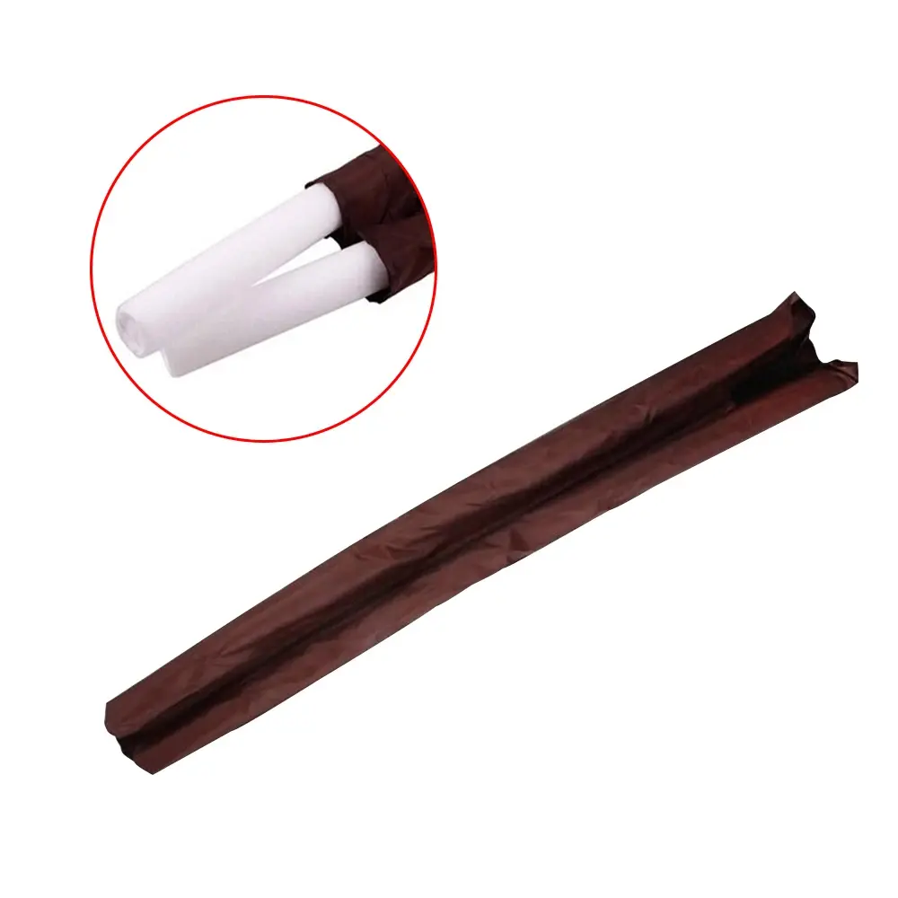 Tapones aislantes de puerta marrones con tubos blancos visibles, para reducir corrientes de aire.