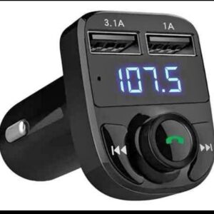 Cargador Bluetooth para carro con pantalla LED 107.5, dos puertos USB (3.1A y 1A) y botones de control.