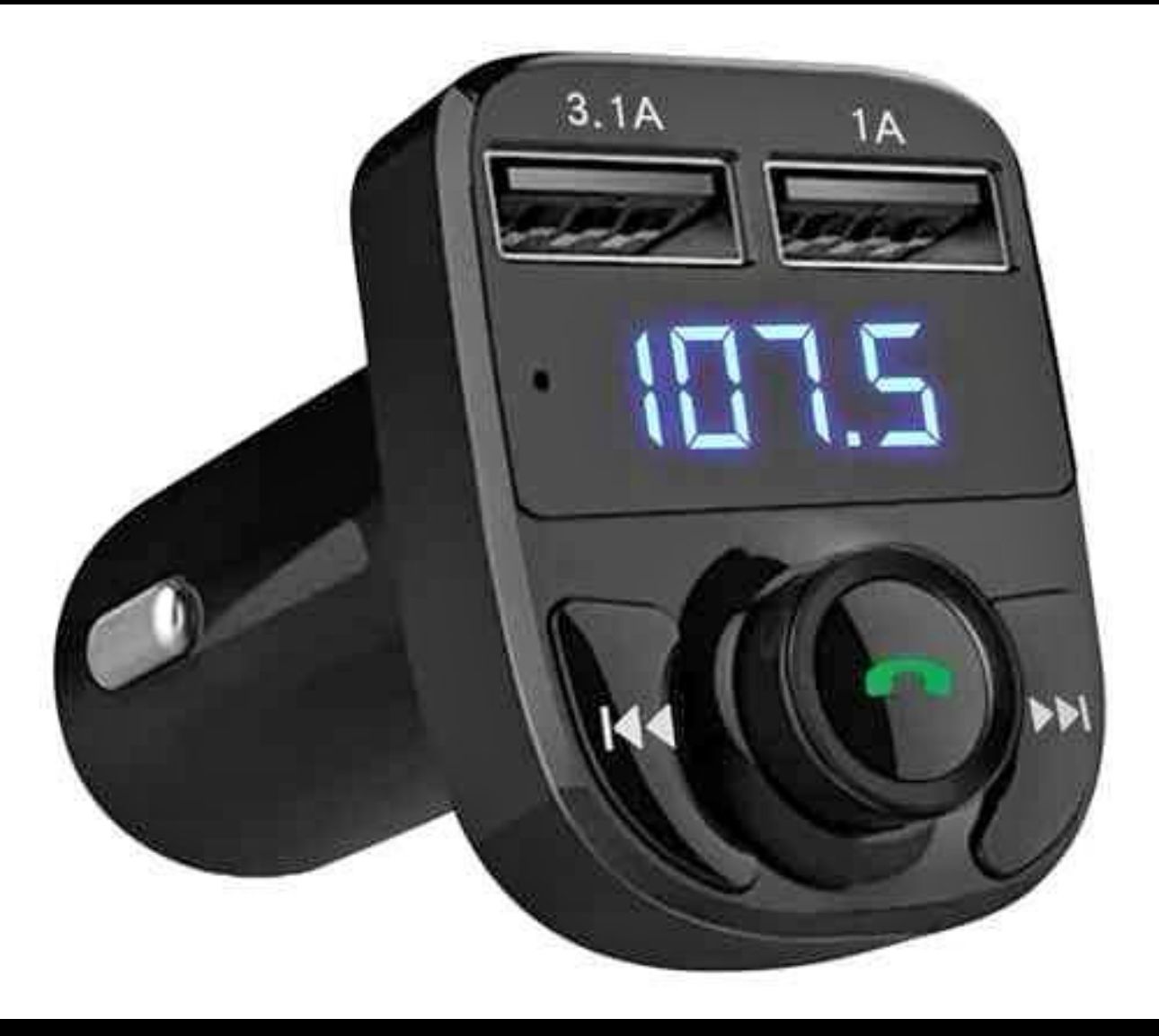 Cargador Bluetooth para carro con pantalla LED 107.5, dos puertos USB (3.1A y 1A) y botones de control.