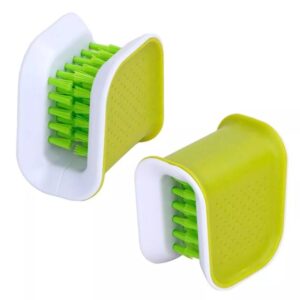 Dos cepillos lava loza verdes y blancos de doble cara con cerdas cortas para limpiar vajilla y superficies.
