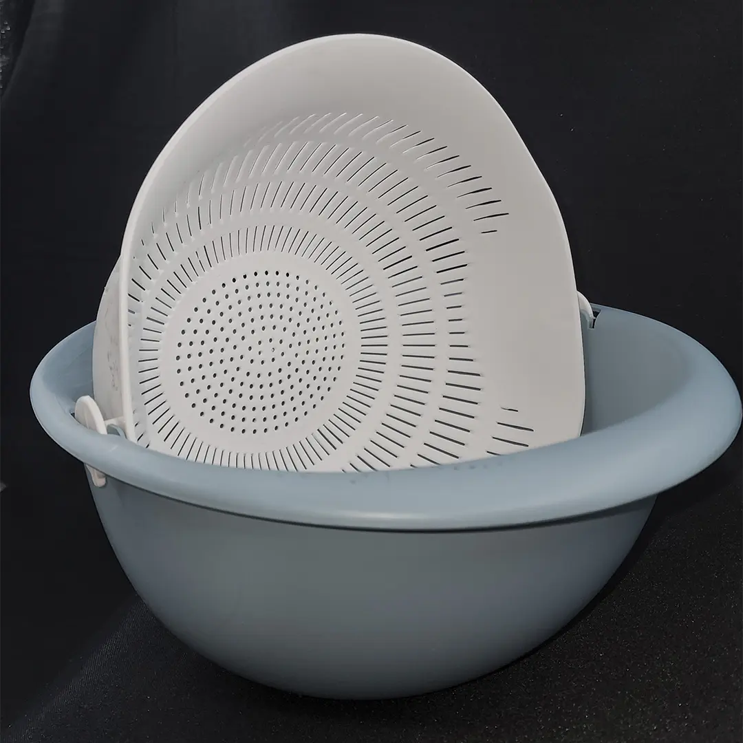 Set x2 colador y escurridor plástico gris y blanco con diseño perforado para drenar agua.