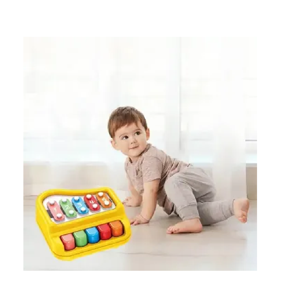 Xilófono infantil amarillo con 5 teclas de colores, presentado junto a un bebé gateando en el suelo.