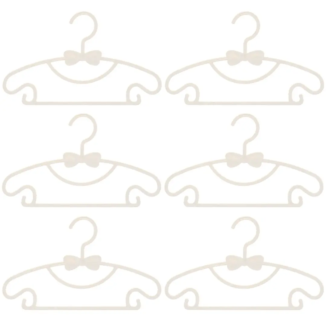 Seis ganchos beige flexibles para ropa de bebé con forma de coche, decorados con un moño, ideales para organizar.