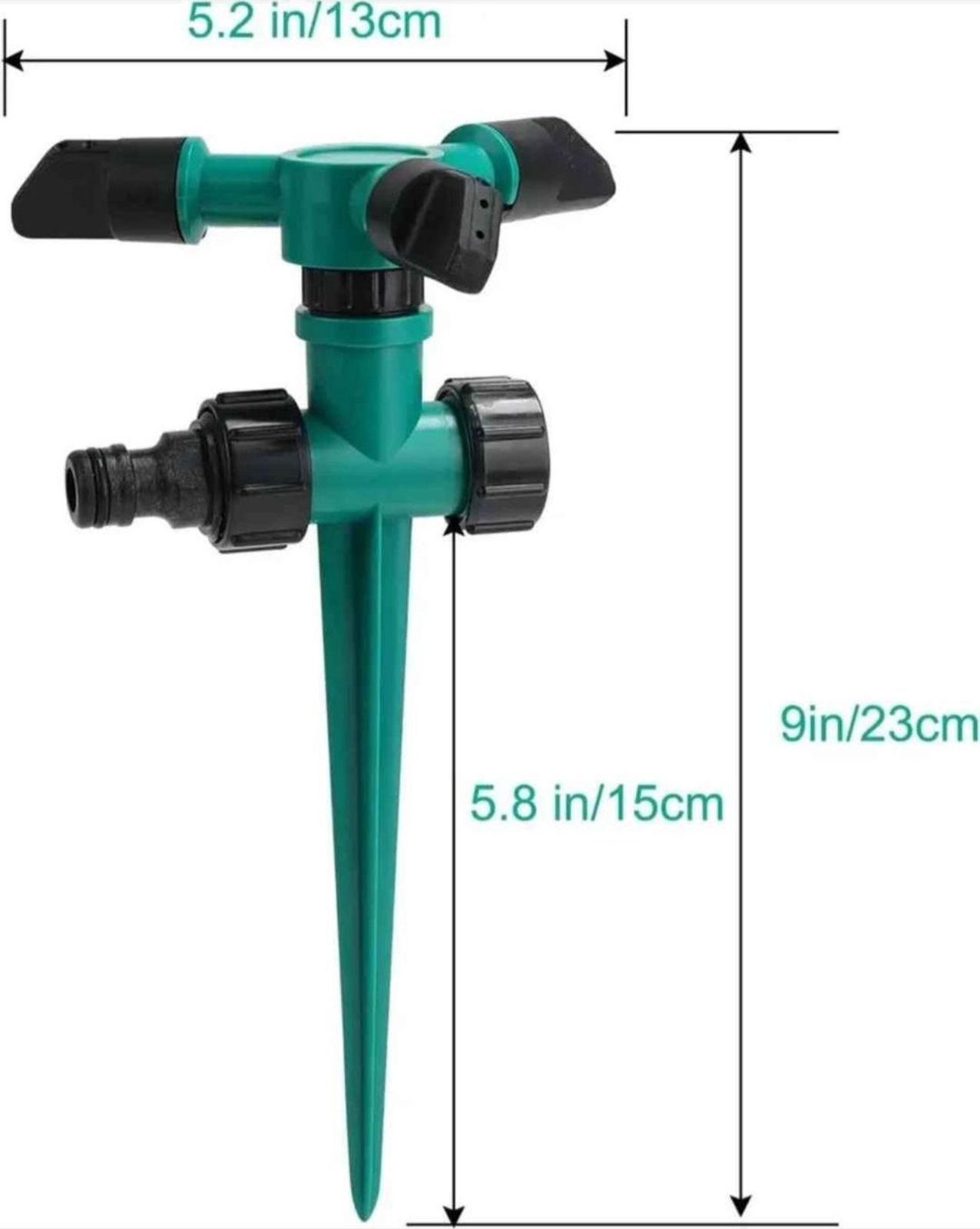 Aspersor de riego verde con 3 boquillas, 13 cm de ancho, 23 cm de alto, ideal para jardines.