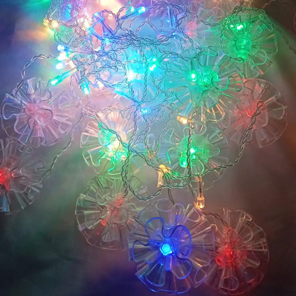 Cortina de luces LED navideñas de 3 metros con 10 flores transparentes, con luces de colores rojo, azul y verde.
