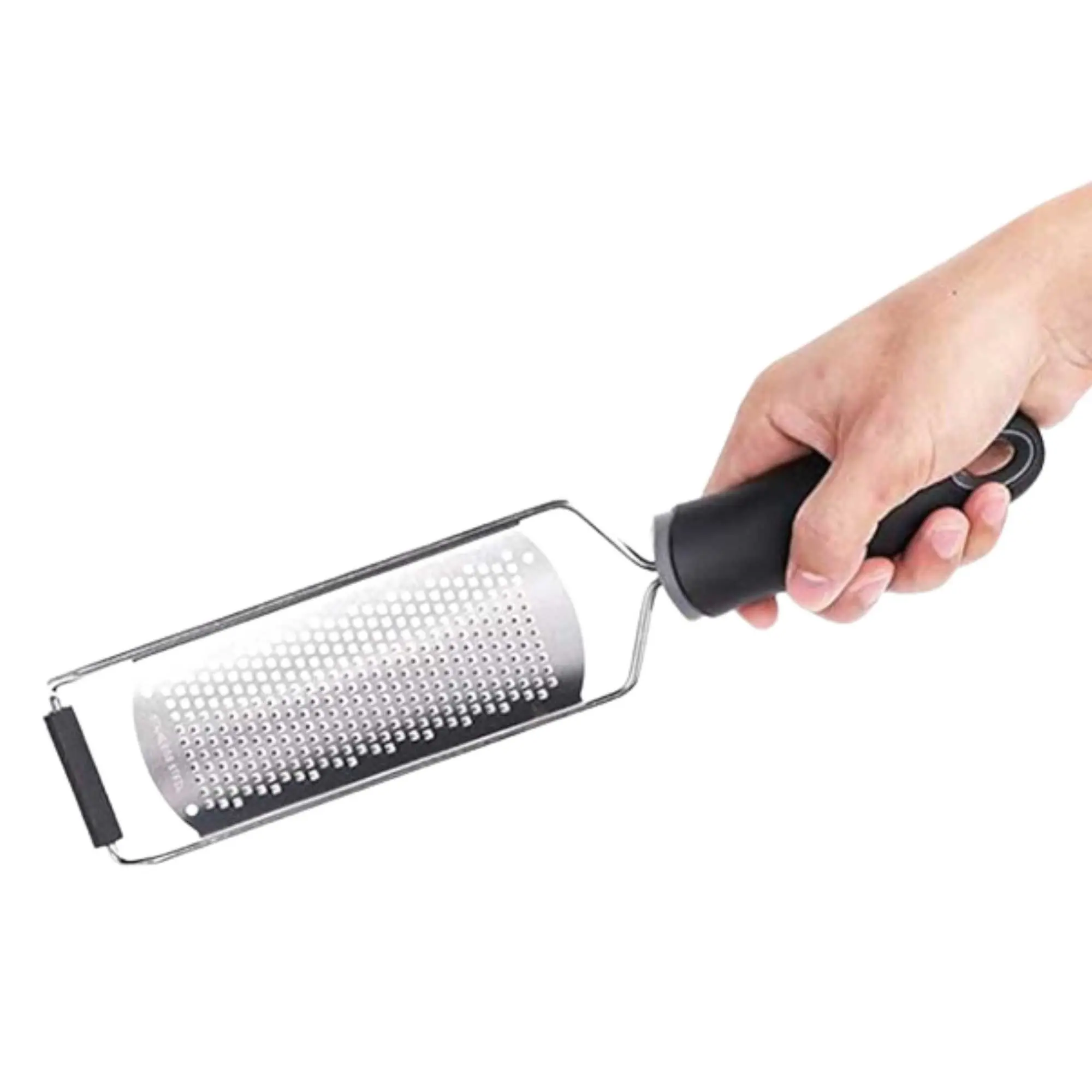 Rallador de acero inoxidable con mango ergonómico negro, sostenido por una mano.