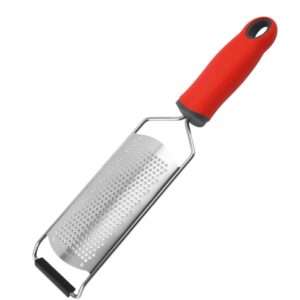 Rallador de acero inoxidable con mango rojo ergonómico para cocina.