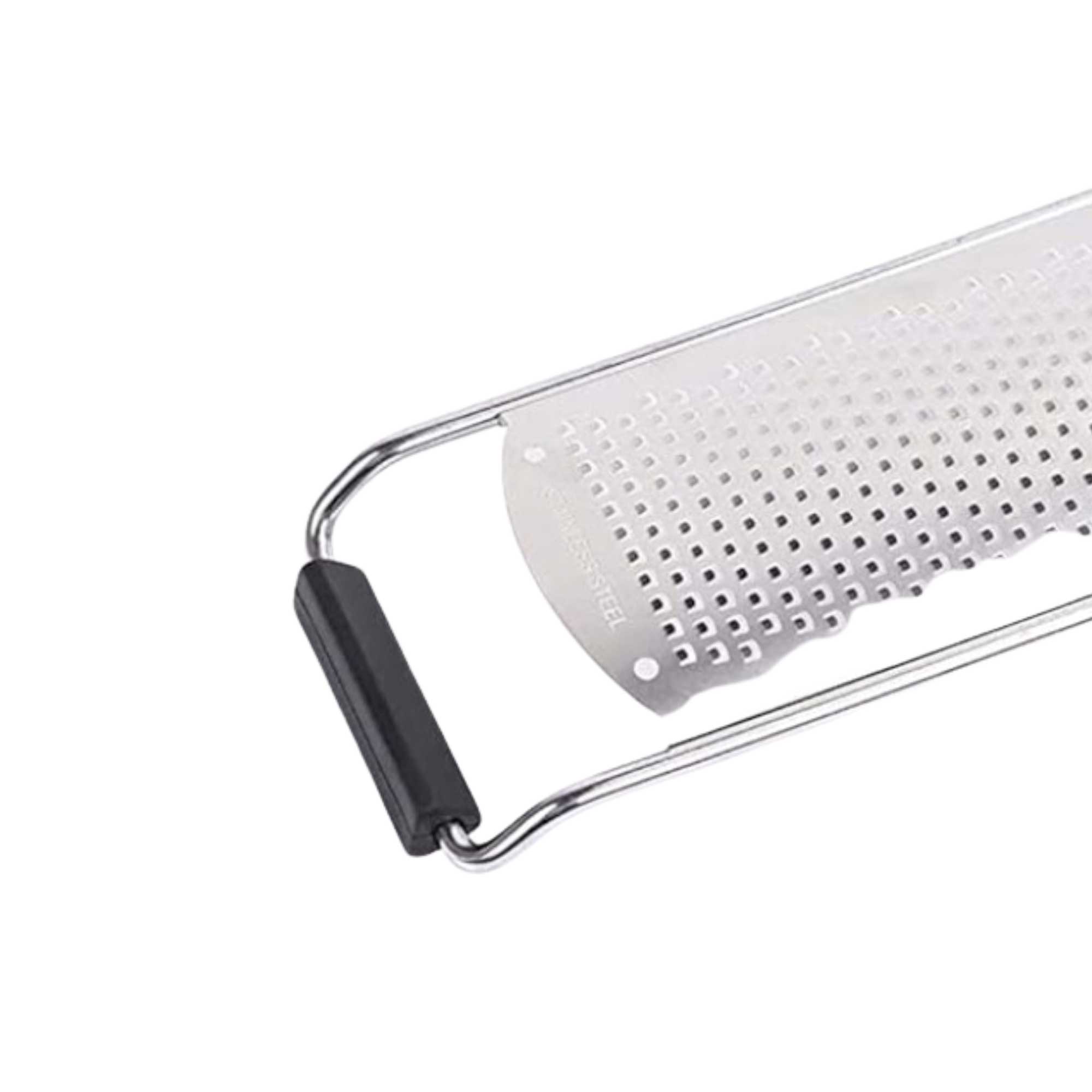Rallador de acero inoxidable con mango ergonómico negro, ideal para cocina.