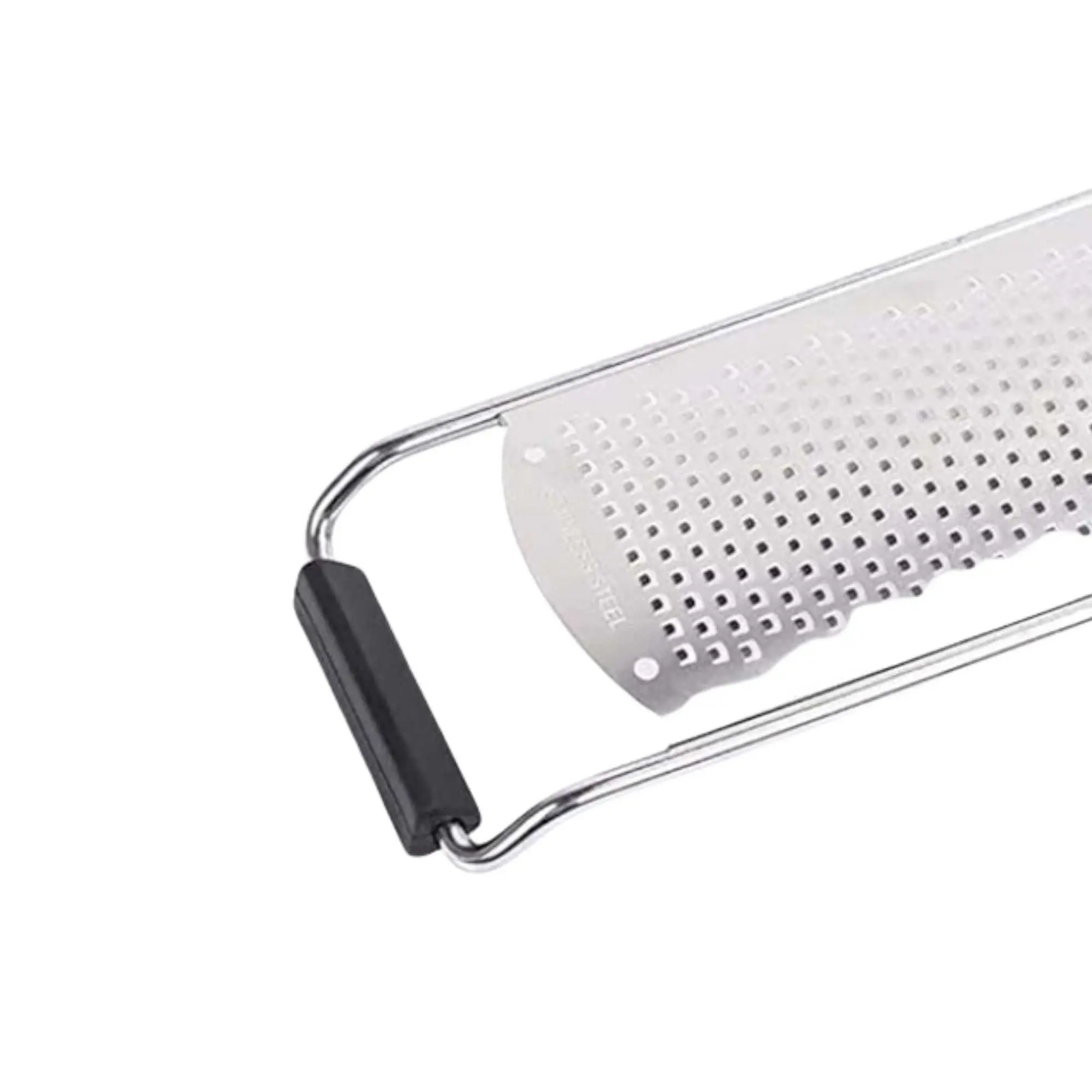 Rallador de acero inoxidable con mango ergonómico negro, ideal para cocina.