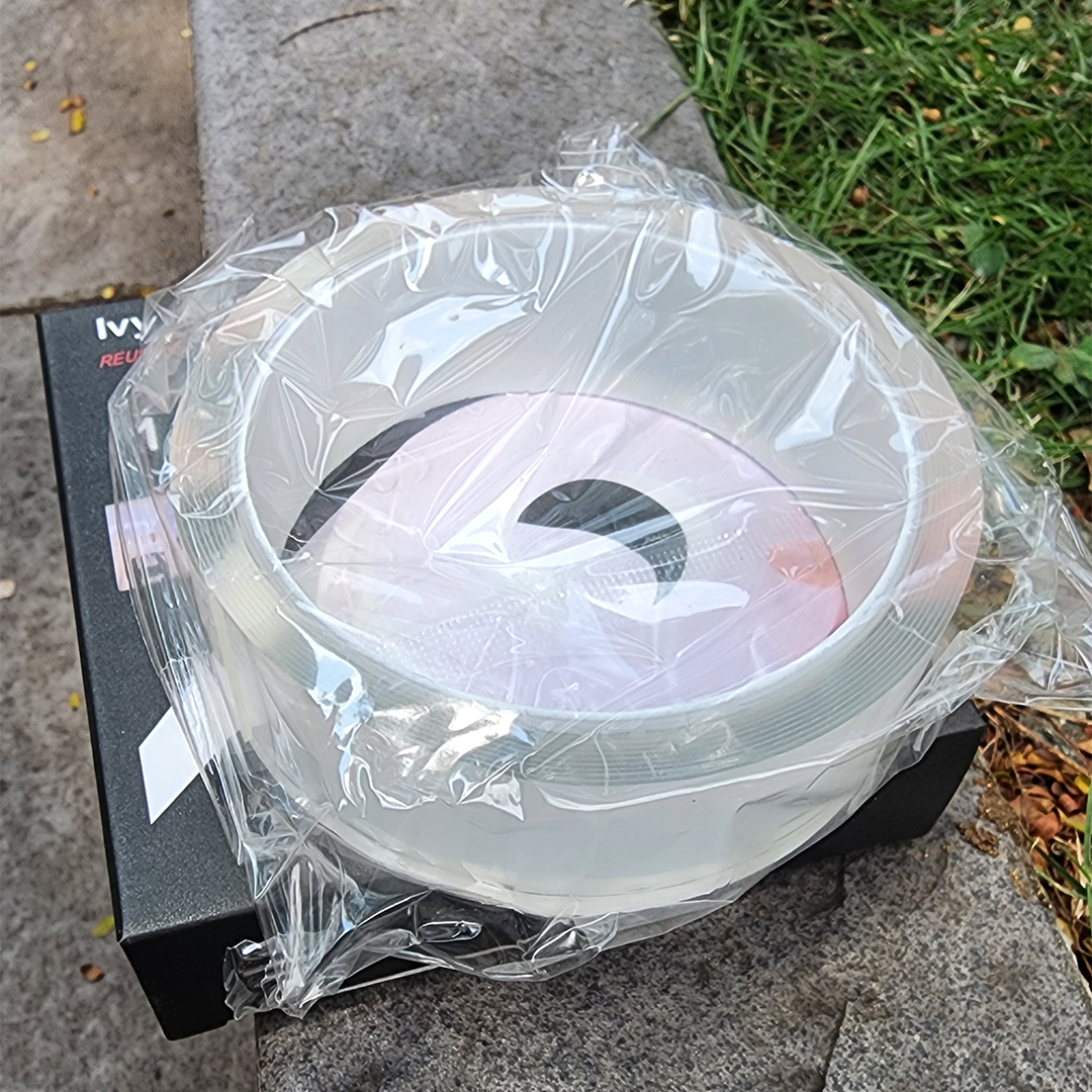 Cinta nano gel 3M reutilizable en rollo transparente, dentro de empaque plástico sobre caja negra.