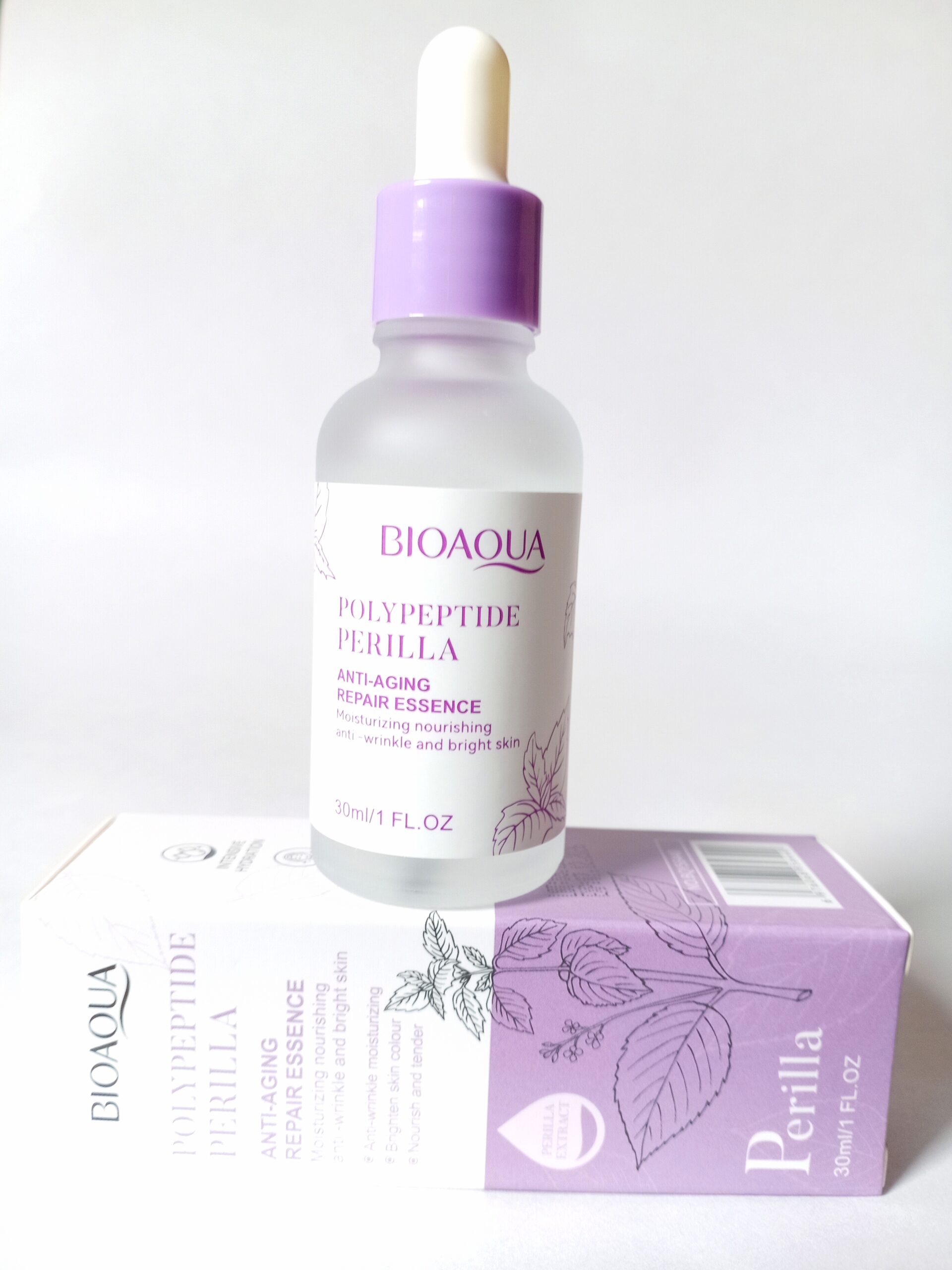 Serum Perilla Polipéptidos Bioaqua anti-edad 30ml, botella escarchada con caja púrpura y hojas.