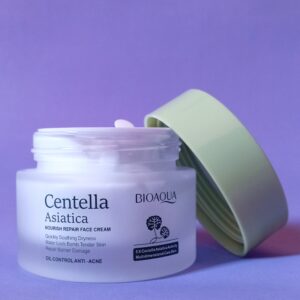 Crema facial Centella Asiática BIOAQUA en envase blanco translúcido con tapa verde claro abierta, fondo morado.