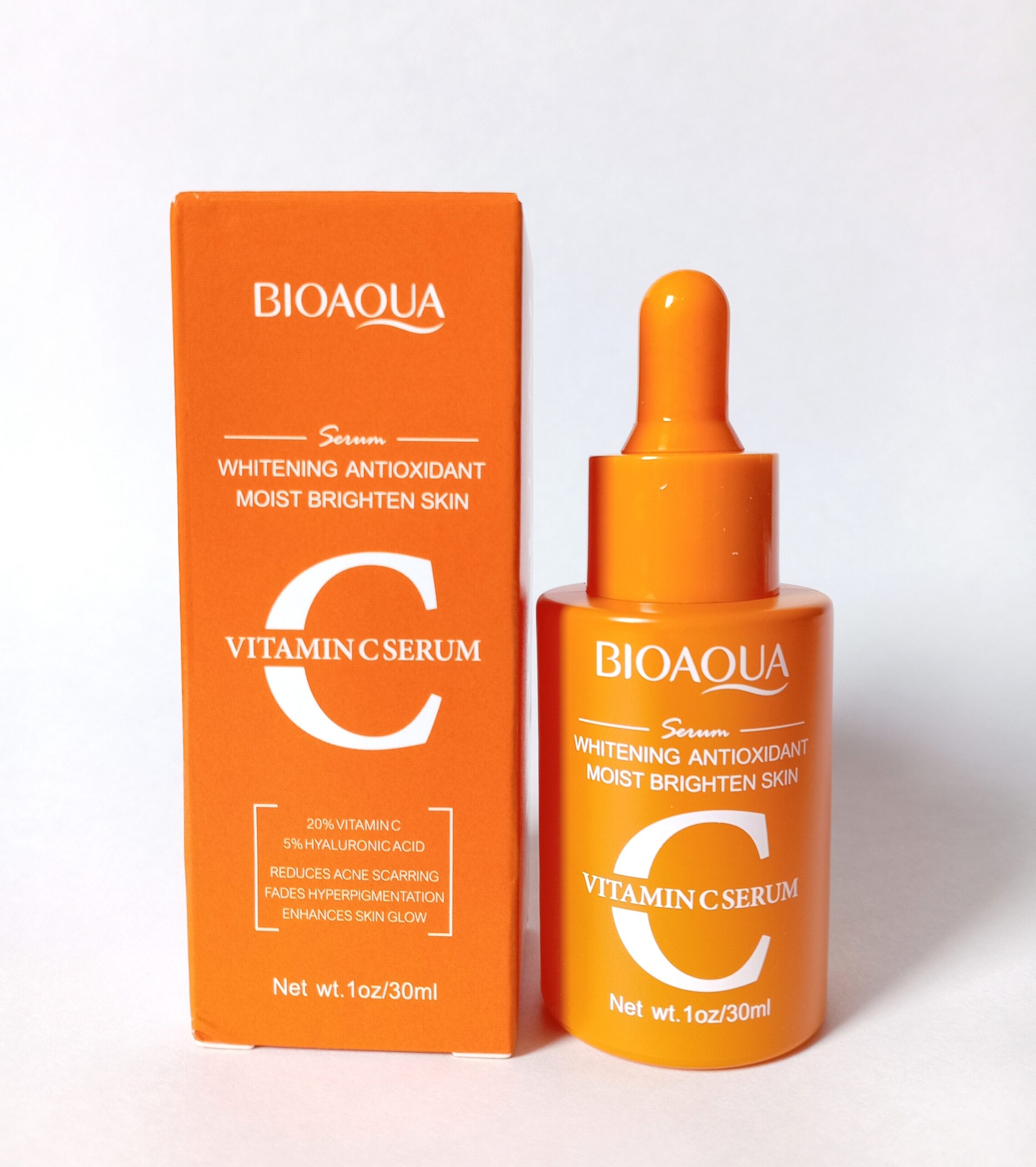 Caja y botella naranja de serum BIOAQUA Vitamina C con tapa gotero, 30ml.