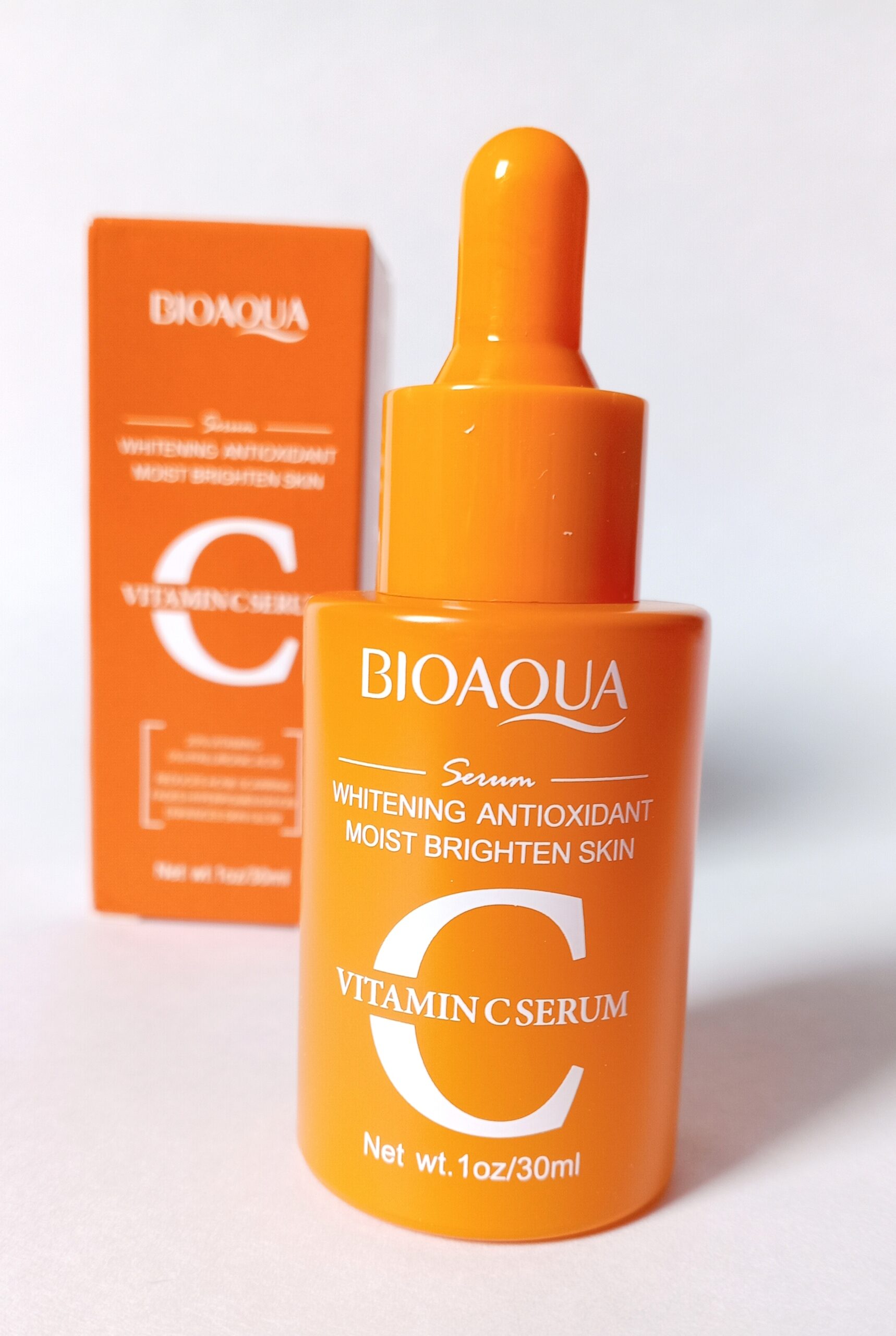Serum BIOAQUA Vitamina C anaranjado con gotas, para pieles radiantes. Contiene 30ml.
