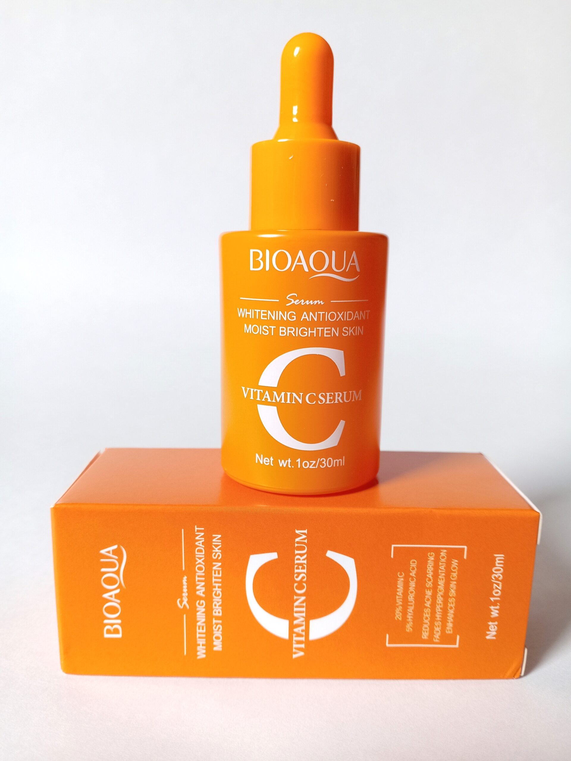 Serum BIOAQUA Vitamina C, antioxidante, aclarante, para hidratar y dar brillo a la piel. Frasco naranja con gotero.