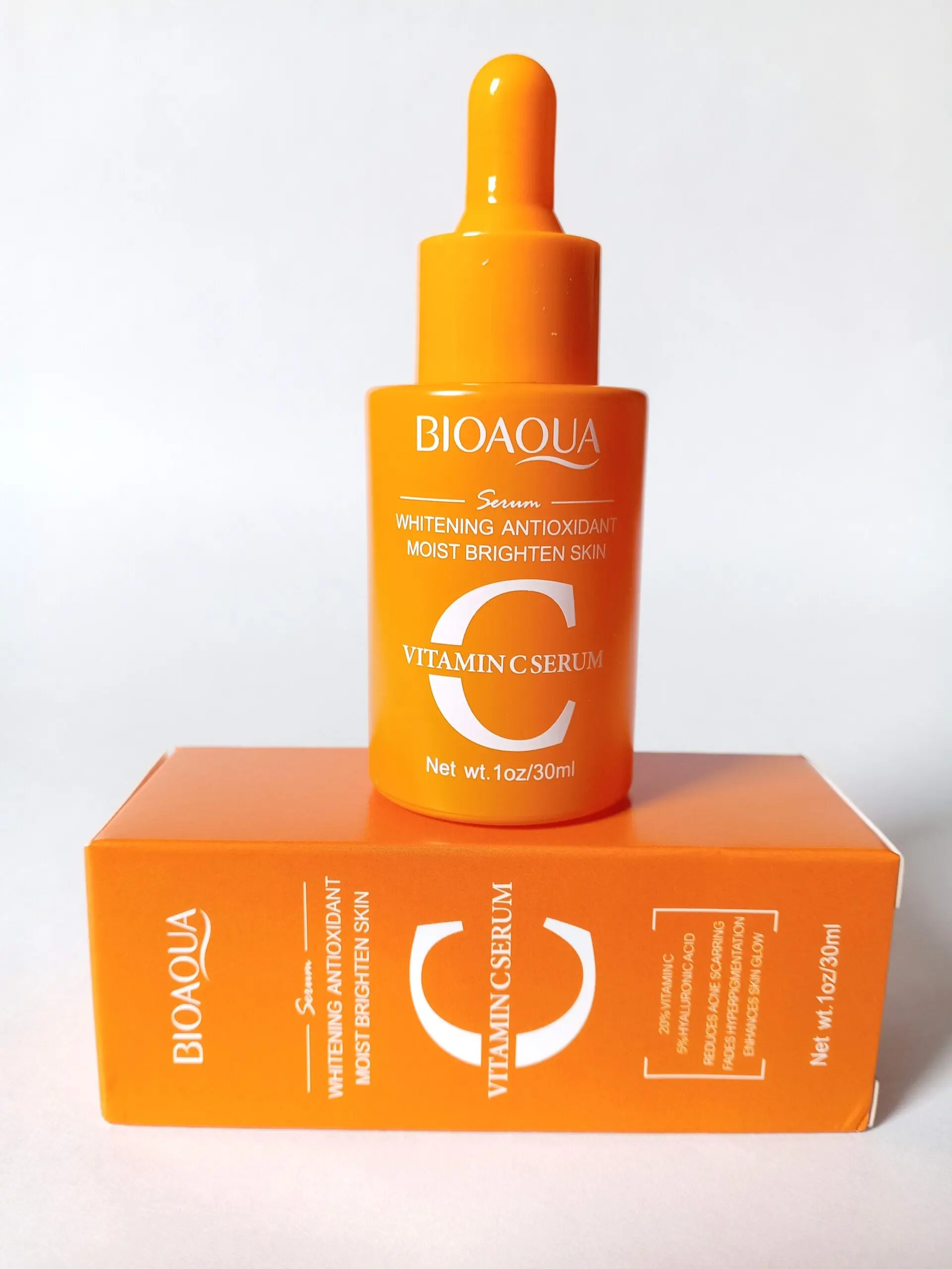 Serum BIOAQUA Vitamina C, antioxidante, aclarante, para hidratar y dar brillo a la piel. Frasco naranja con gotero.