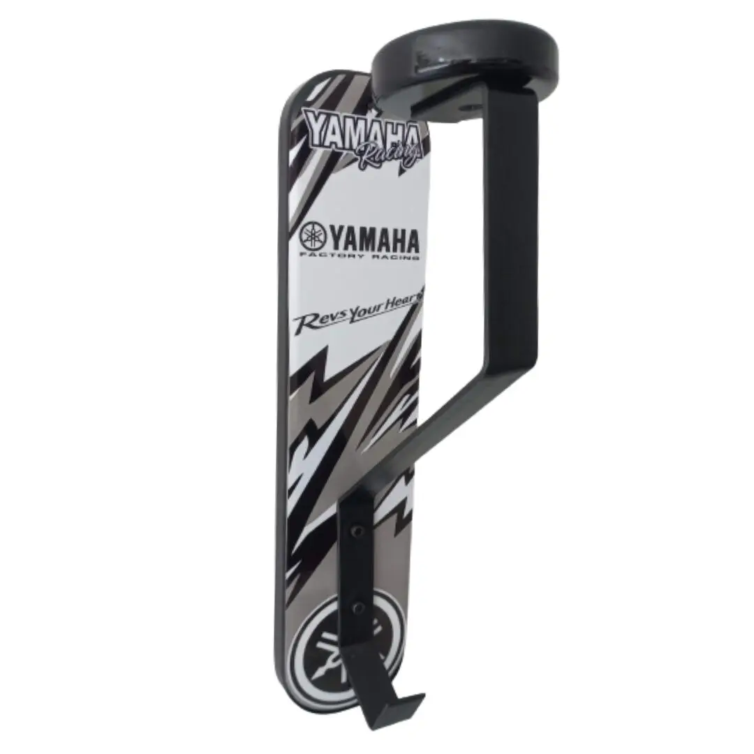Portacasco mural Yamaha Racing, placa decorativa vertical blanca con diseños en negro y gris y logotipos oficiales. Soporte negro curvado para almacenamiento de casco.