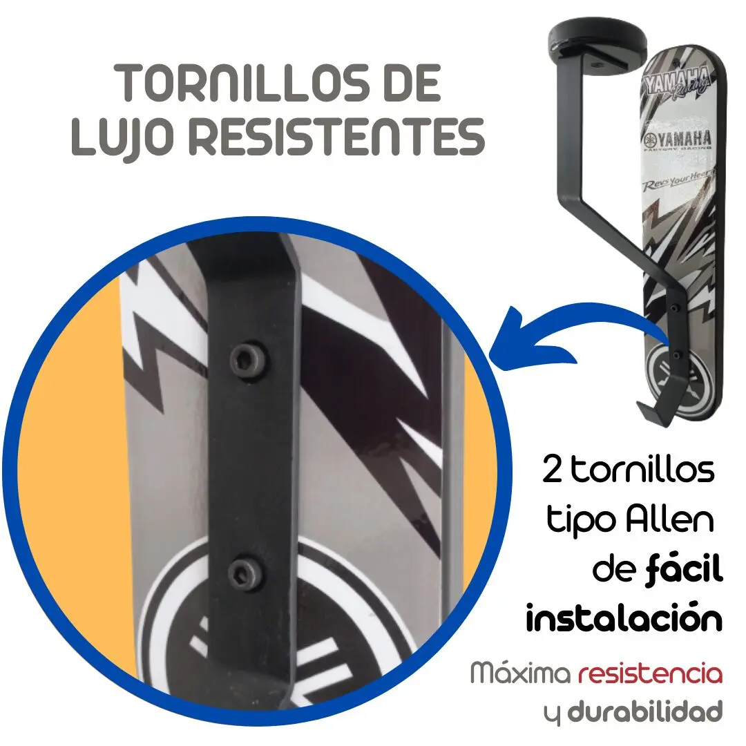 Portacasco mural negro para casco Yamaha. Soporte metálico con un casco colgado y detalle en recuadro azul de los dos tornillos tipo Allen de fijación.