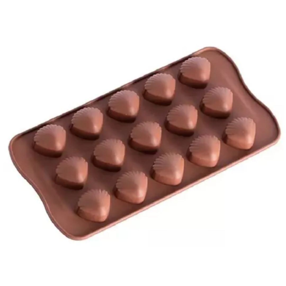 Molde de silicona marrón con 15 cavidades en forma de concha marina para chocolates y dulces.