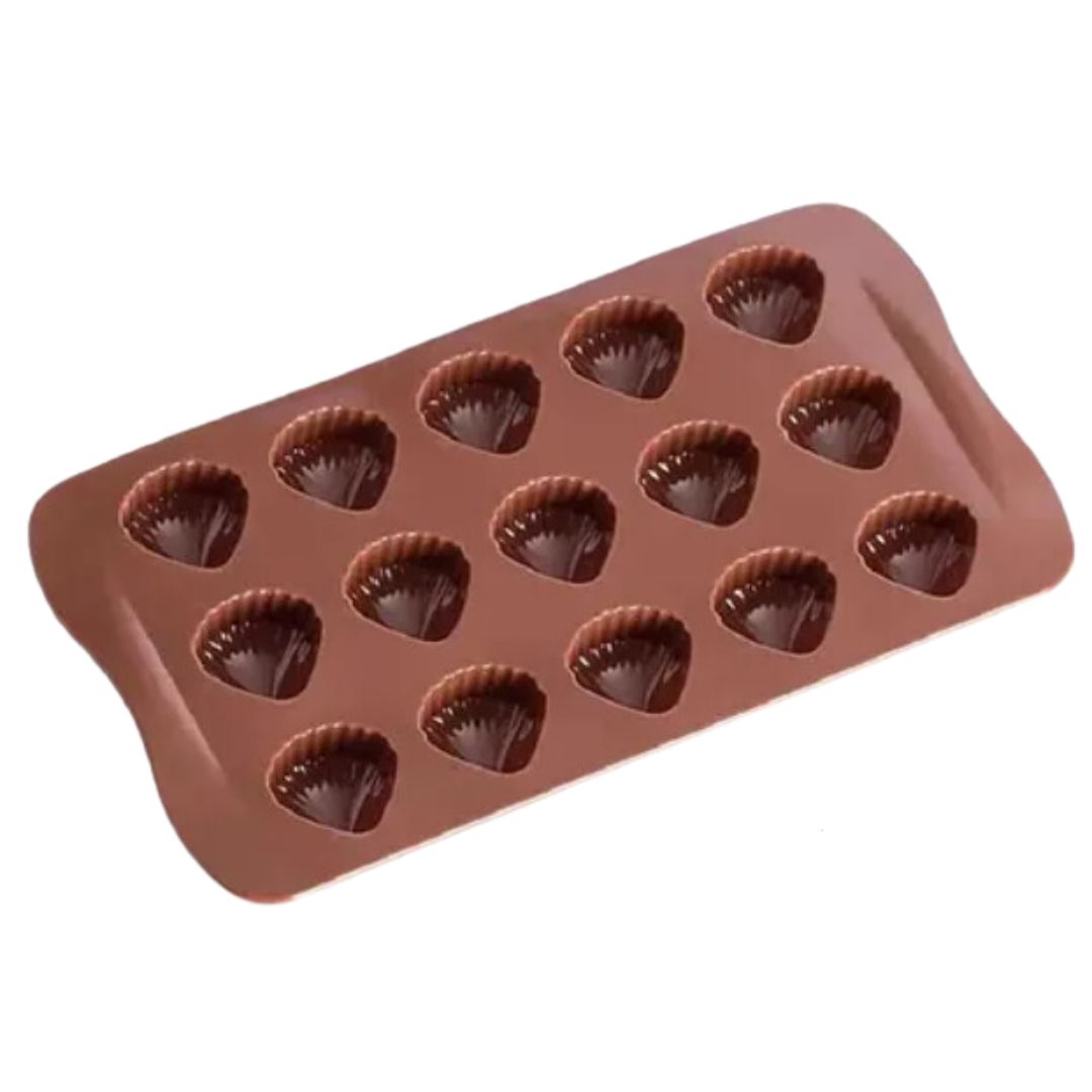 Molde de silicona marrón con 15 cavidades en forma de concha marina para chocolates y dulces.